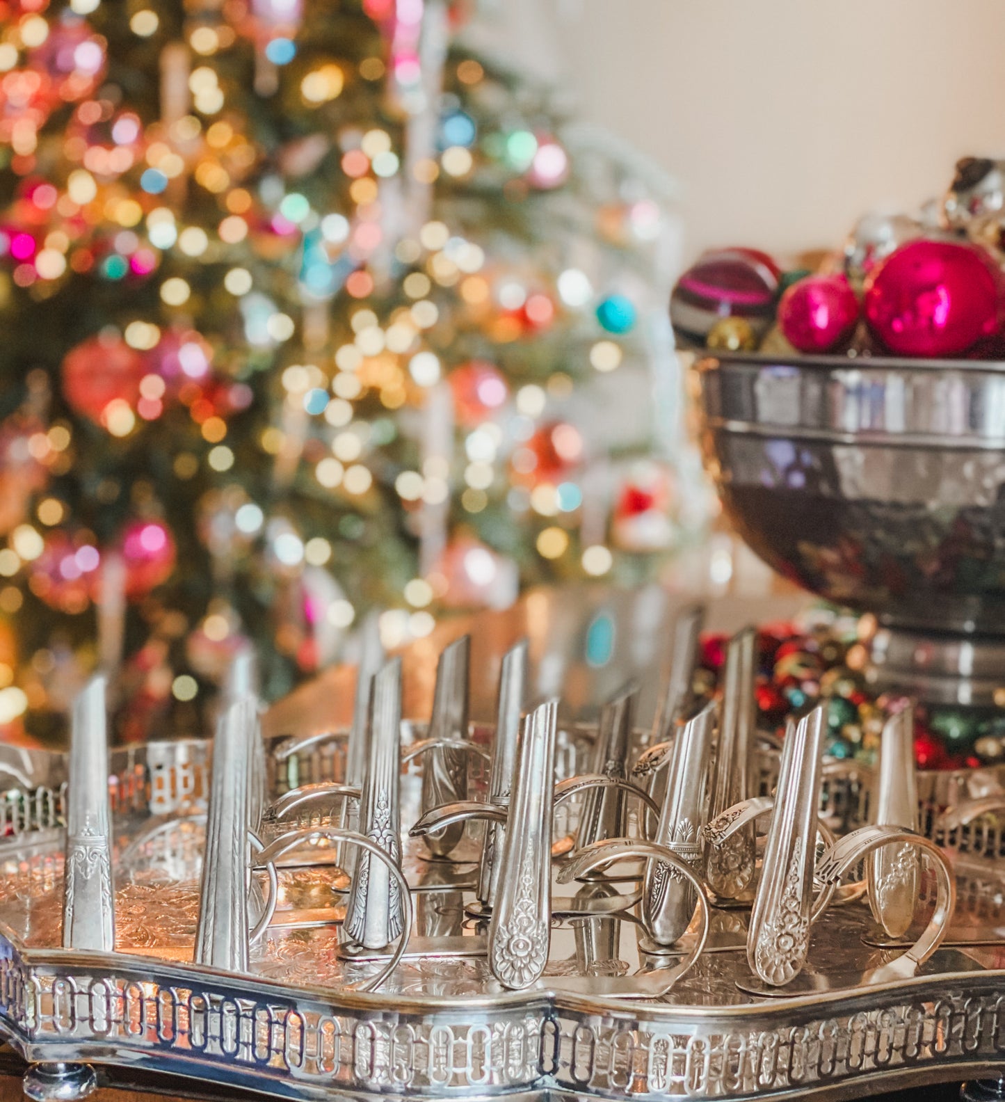 Set of 15 Vintage Napkin Rings with Miniature Vases – A Tabletop Treasure