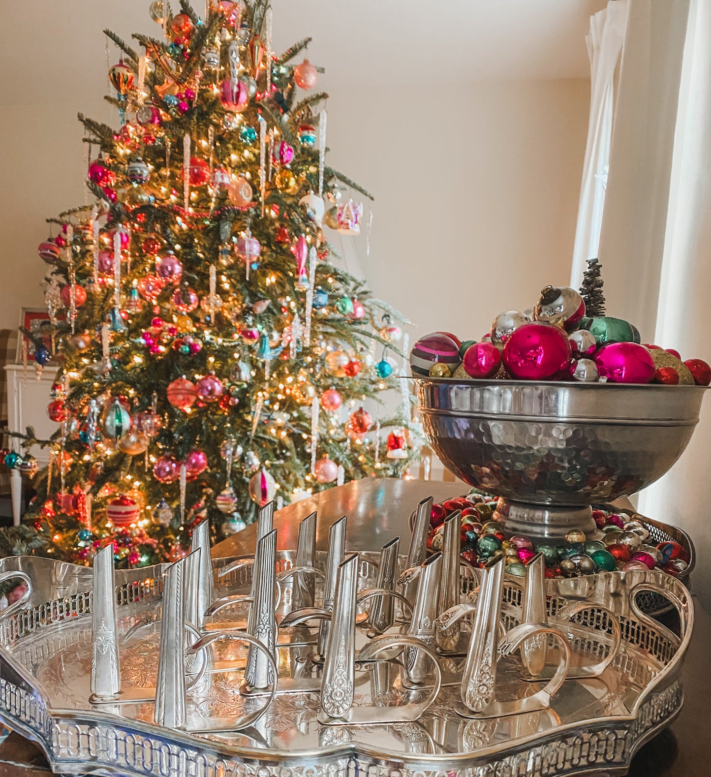 Set of 15 Vintage Napkin Rings with Miniature Vases – A Tabletop Treasure