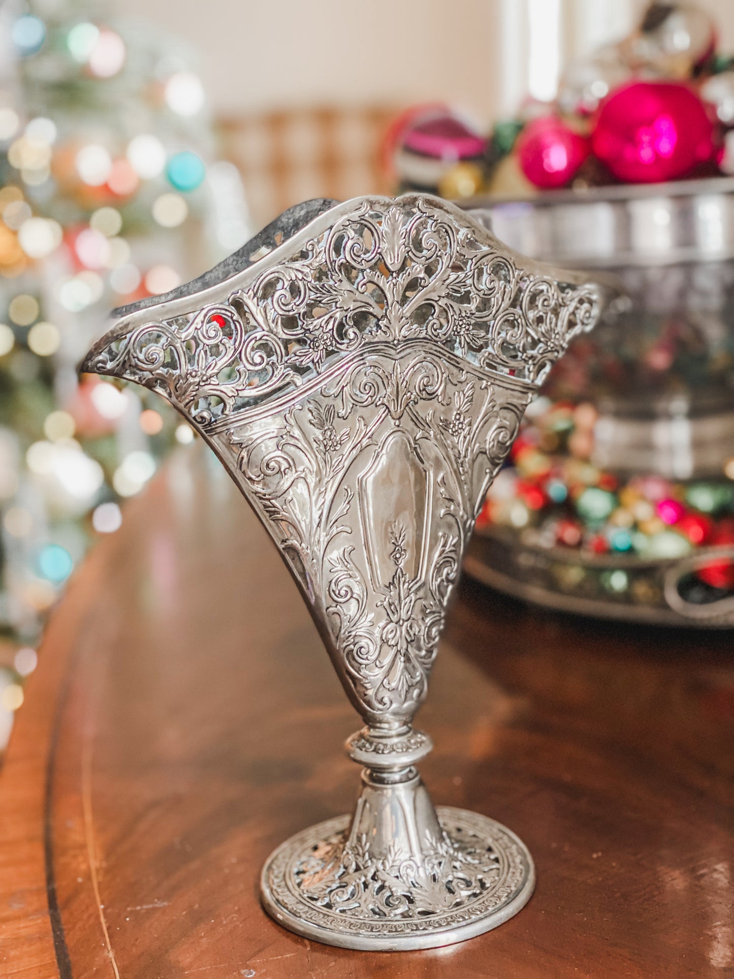 Striking Fan Style Tulipiere Vase
