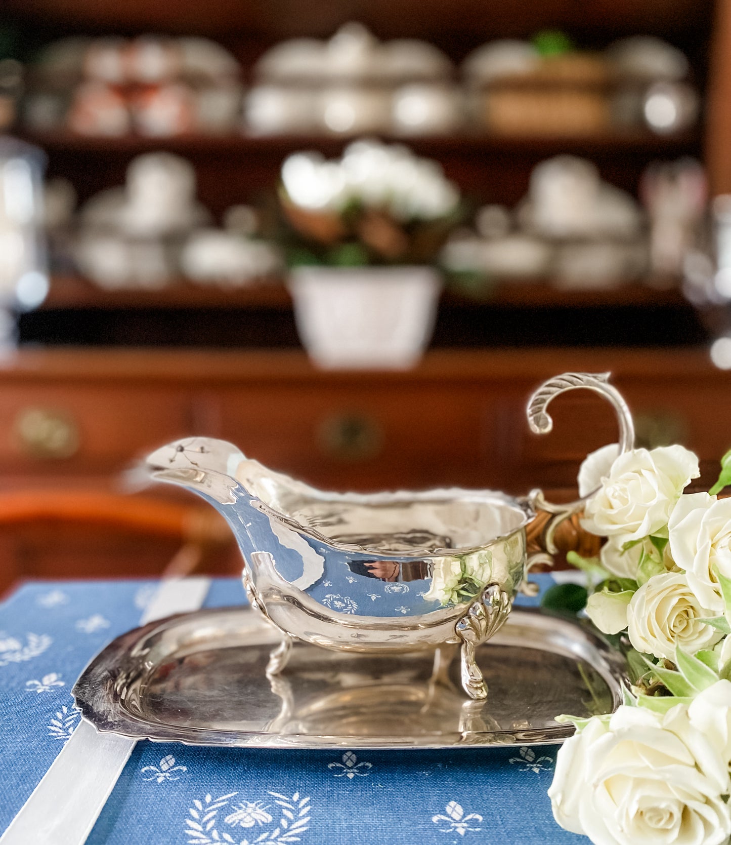 Elegant Vintage WM Rogers Silverplate Gravy Boat with Matching Tray & Scalloped Edges
