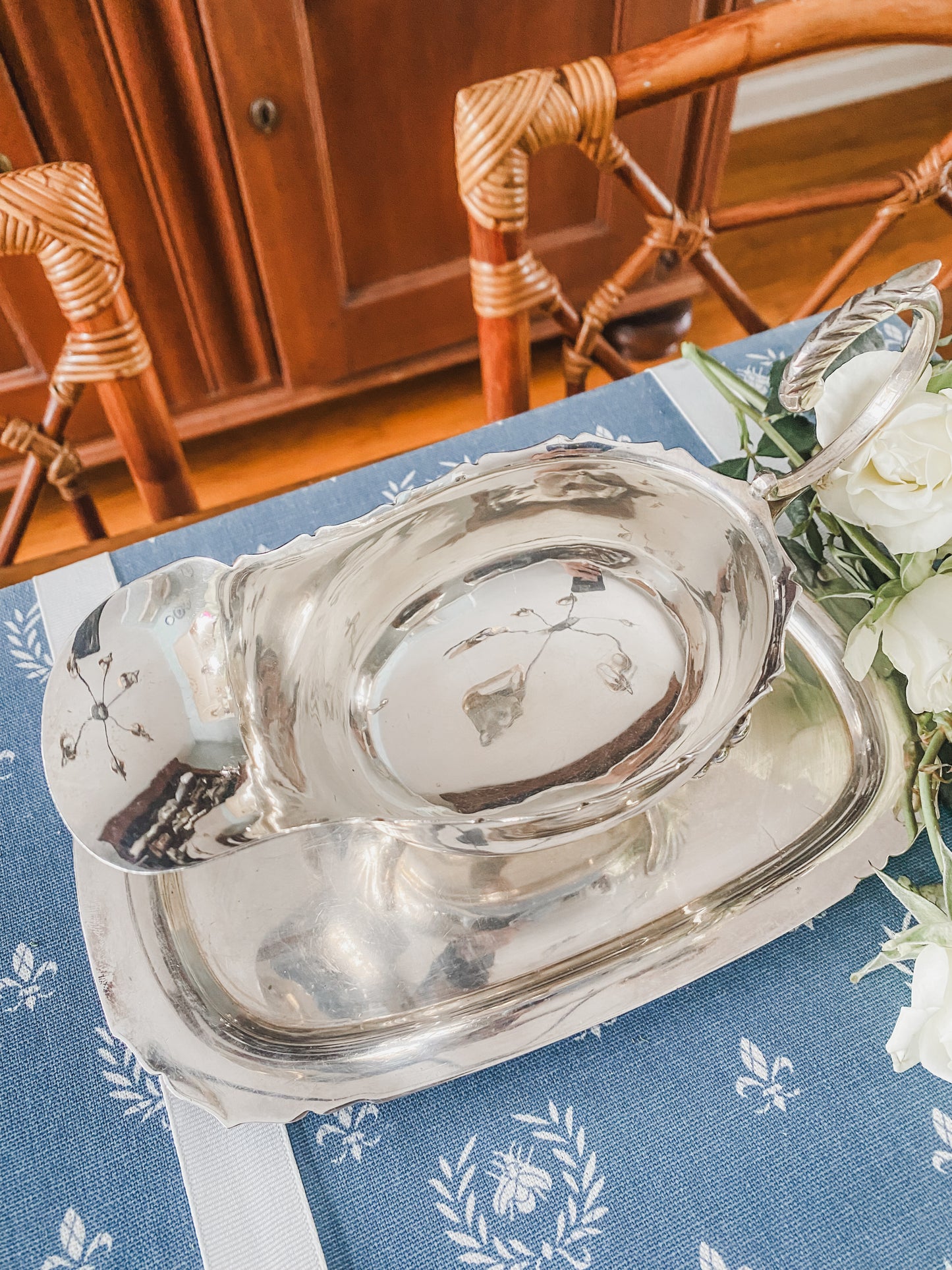 Elegant Vintage WM Rogers Silverplate Gravy Boat with Matching Tray & Scalloped Edges