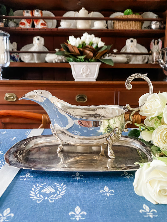 Elegant Vintage WM Rogers Silverplate Gravy Boat with Matching Tray & Scalloped Edges