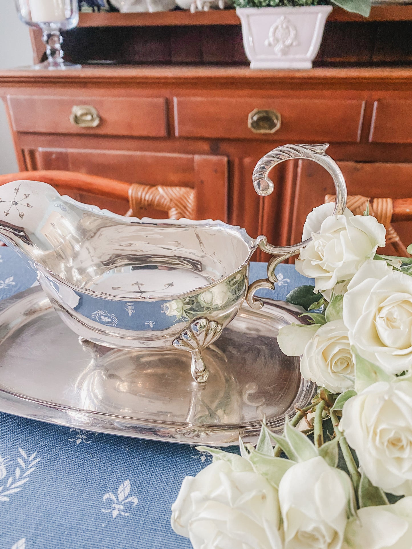 Elegant Vintage WM Rogers Silverplate Gravy Boat with Matching Tray & Scalloped Edges