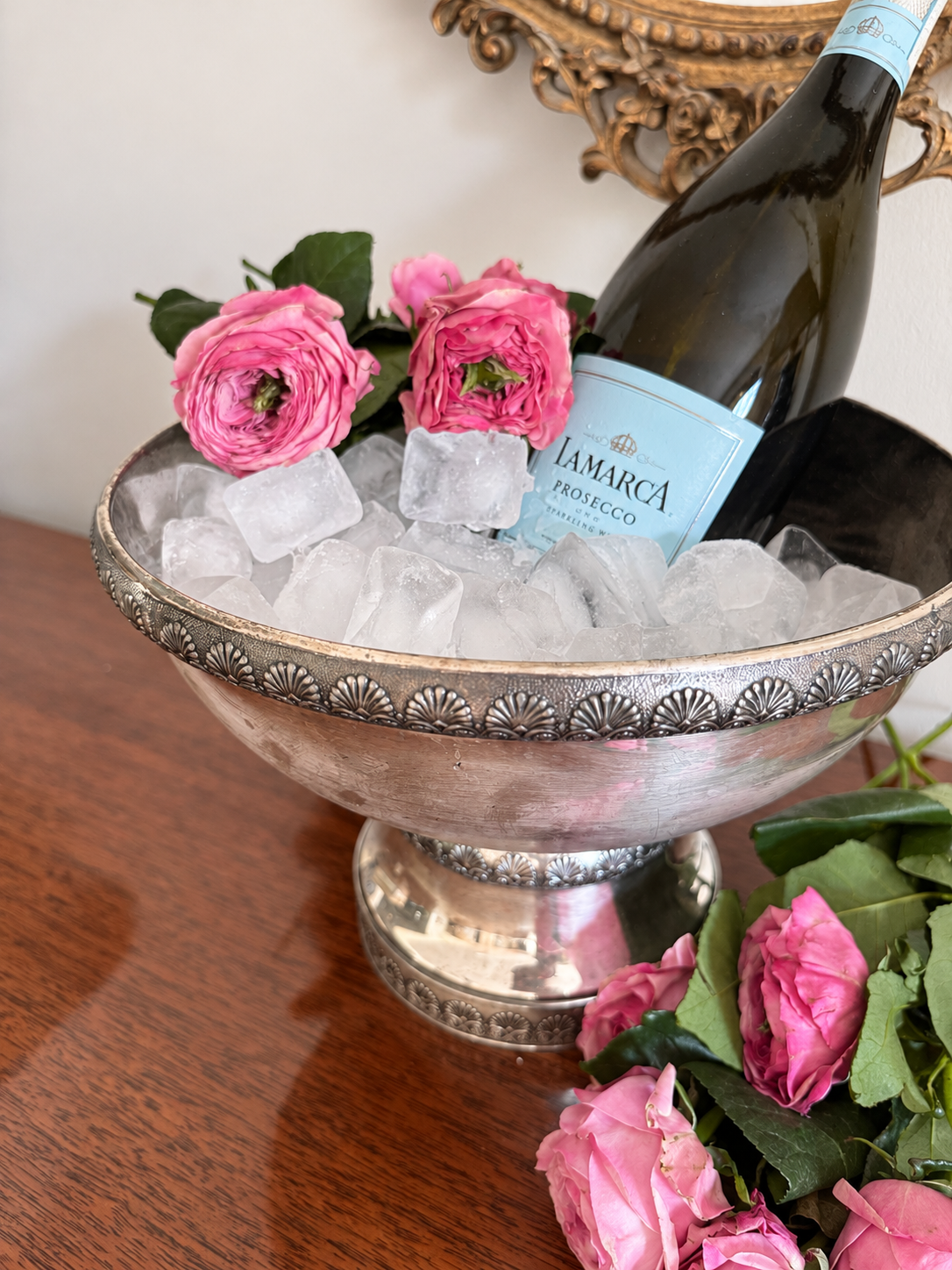 Ingenious Pedestal Ice Bowl with Separate Drainage Reservoir