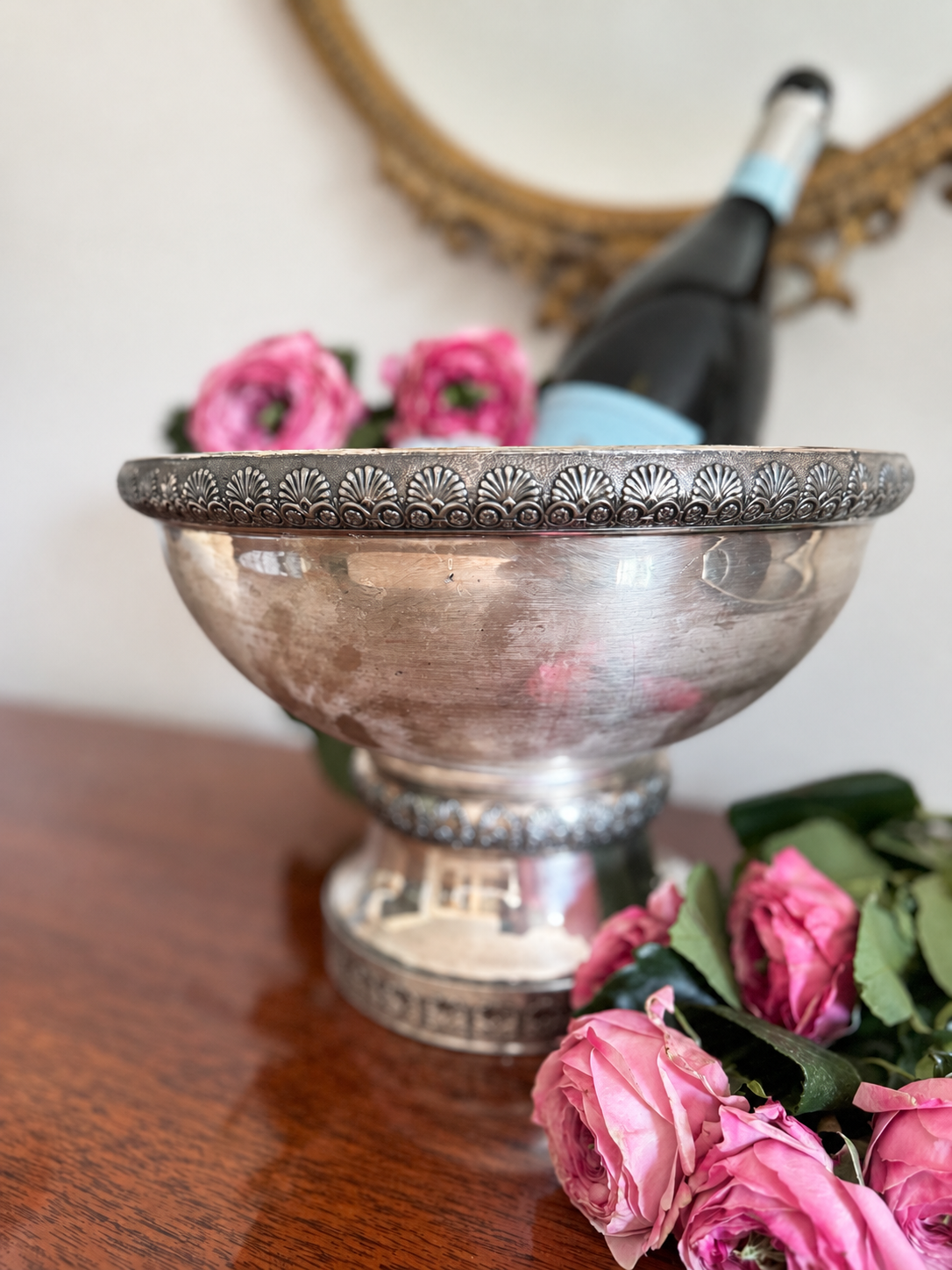 Ingenious Pedestal Ice Bowl with Separate Drainage Reservoir