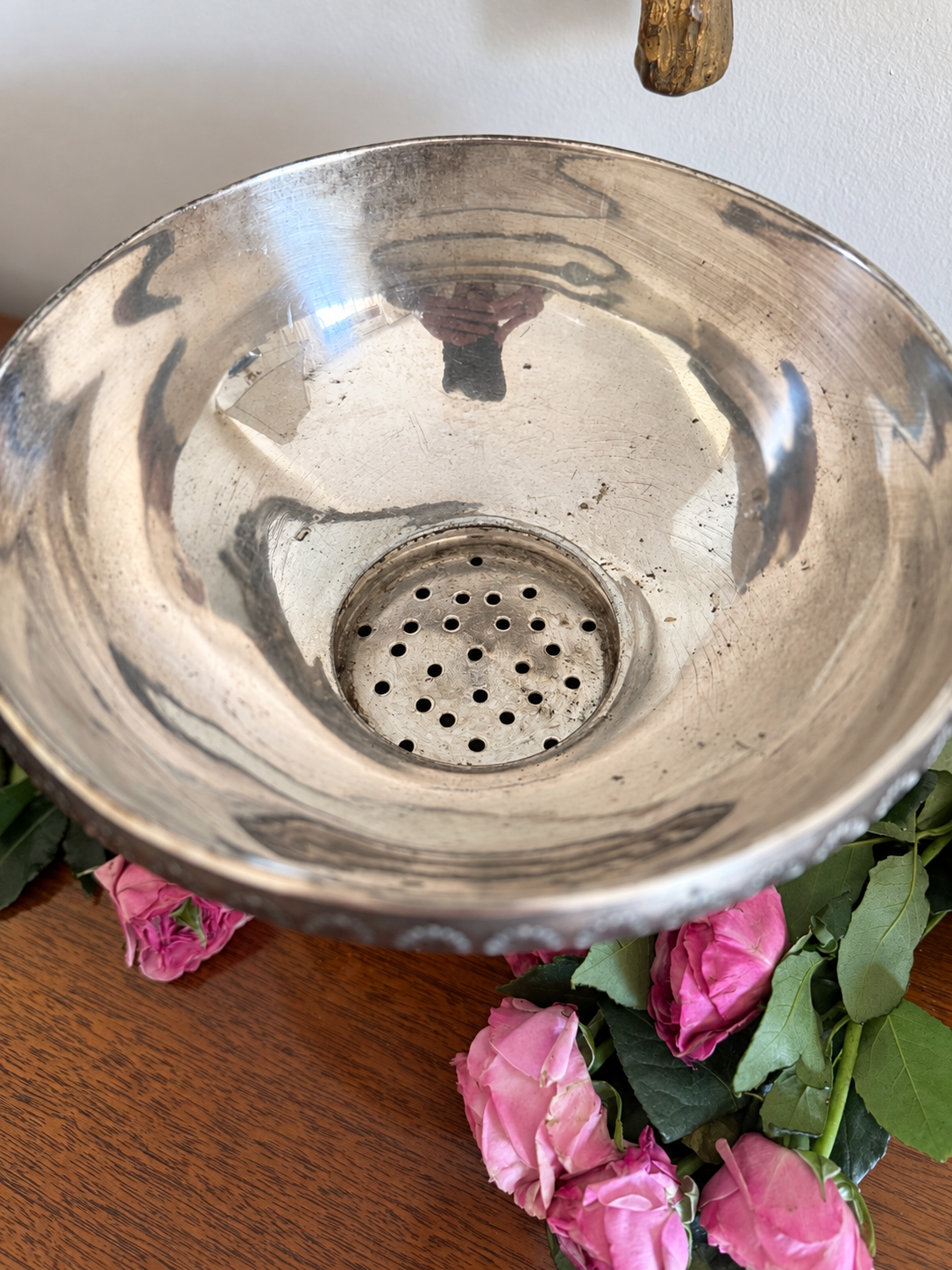 Ingenious Pedestal Ice Bowl with Separate Drainage Reservoir
