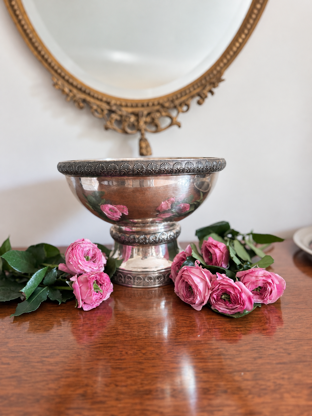 Ingenious Pedestal Ice Bowl with Separate Drainage Reservoir