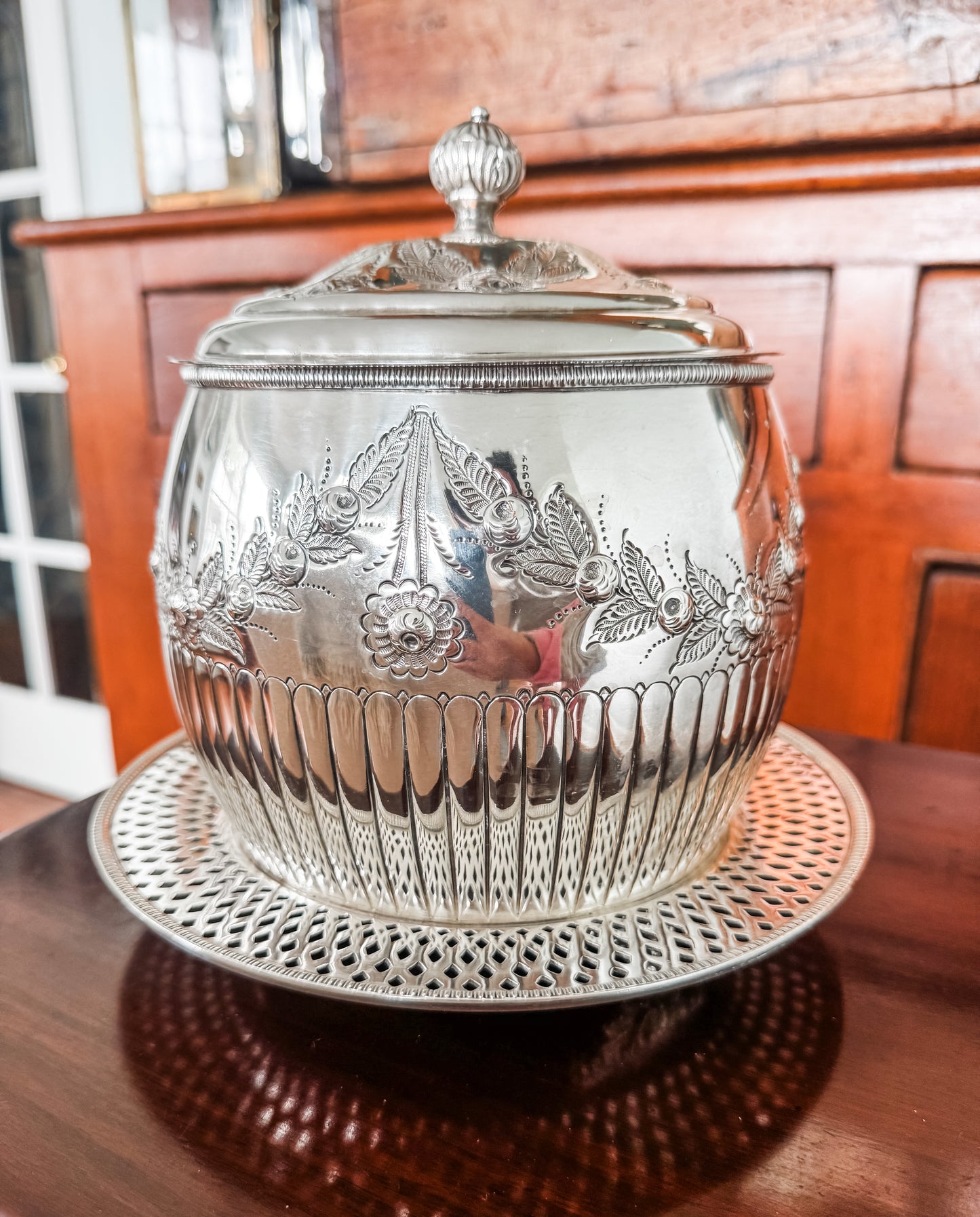 Excellent English Biscuit Barrel