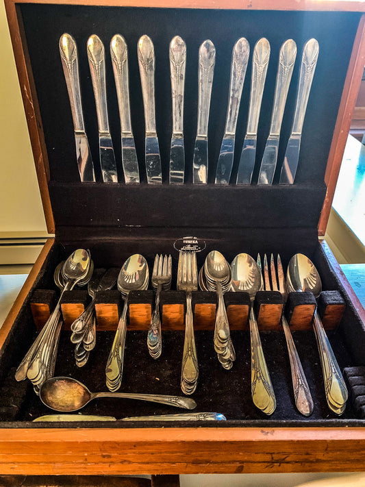 William Rogers Flatware Set with 8 butter knives and 8 long iced tea spoons!
